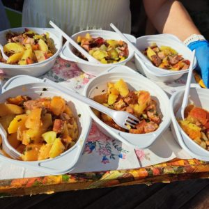 WhatsApp Image 2025-08-15 at 16.46.15 (2) Święto Pieczonego Ziemniaka w Racławicach – smak, muzyka i wspólne biesiadowanie